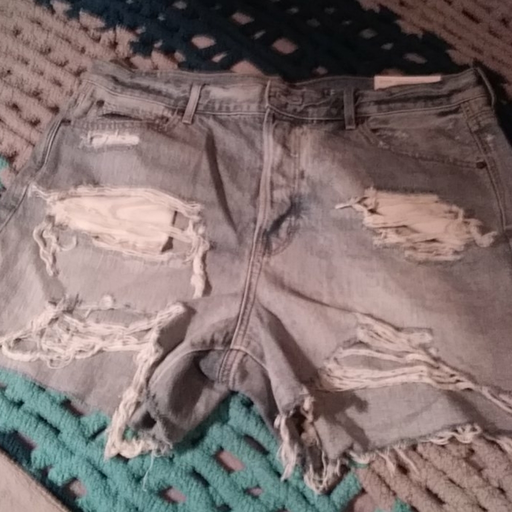 90' boyfriend jean shorts.